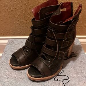 Freebird by Steven distressed black  Braedon sandals